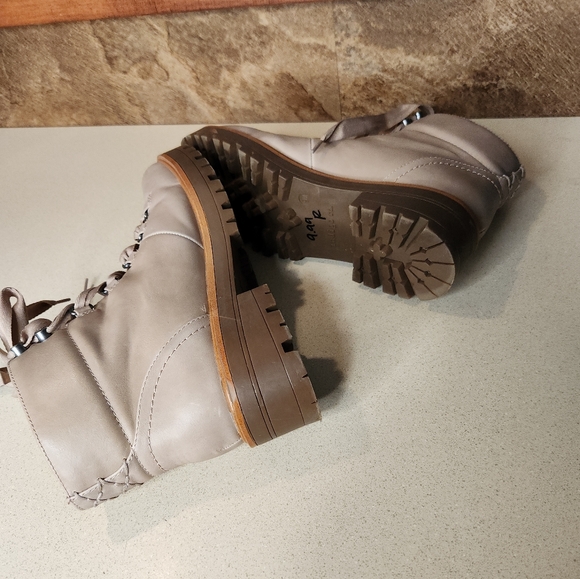 Indigo Road Iritzel Dusty Rose Lace Up Heeled Combat Boots  Size 9 - Picture 3 of 7